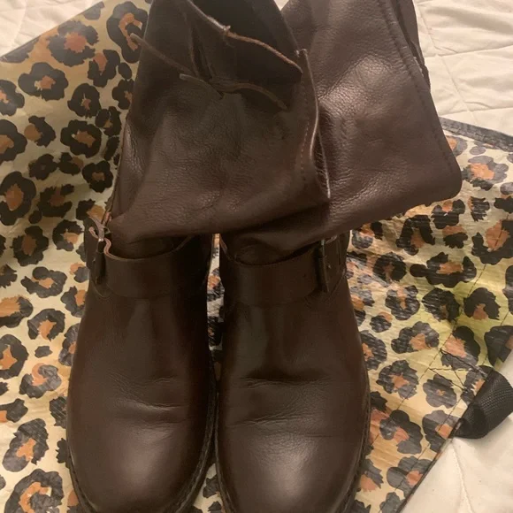 FRYE BURGUNDY BROWN BOOTS. - Picture 2 of 6